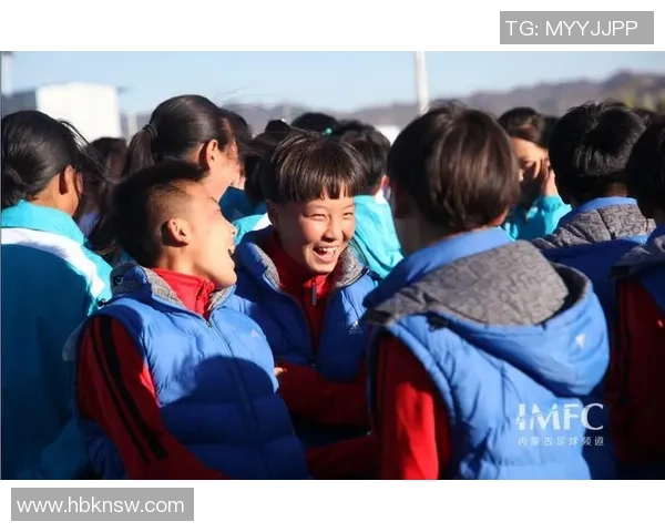 失去父亲的少女在绿茵场上追逐梦想成为足球明星的感人故事