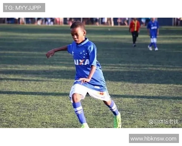 实拍足球明星日常走路瞬间展现真实生活状态与独特魅力 实拍足球明星日常走路瞬间展现真实生活状态与独特魅力